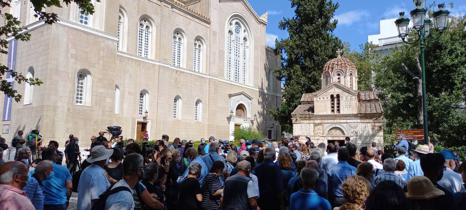 Μίκης Θεοδωράκης: Πλήθος κόσμου στη Μητρόπολη για το λαϊκό προσκύνημα (φωτογραφίες)-7