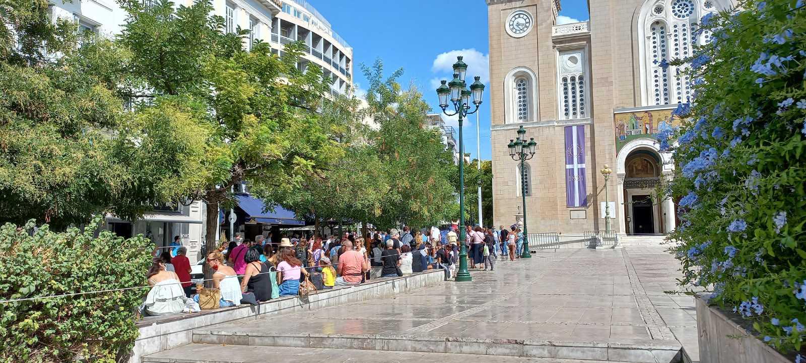 Μίκης Θεοδωράκης: Πλήθος κόσμου στη Μητρόπολη για το λαϊκό προσκύνημα (φωτογραφίες)-4