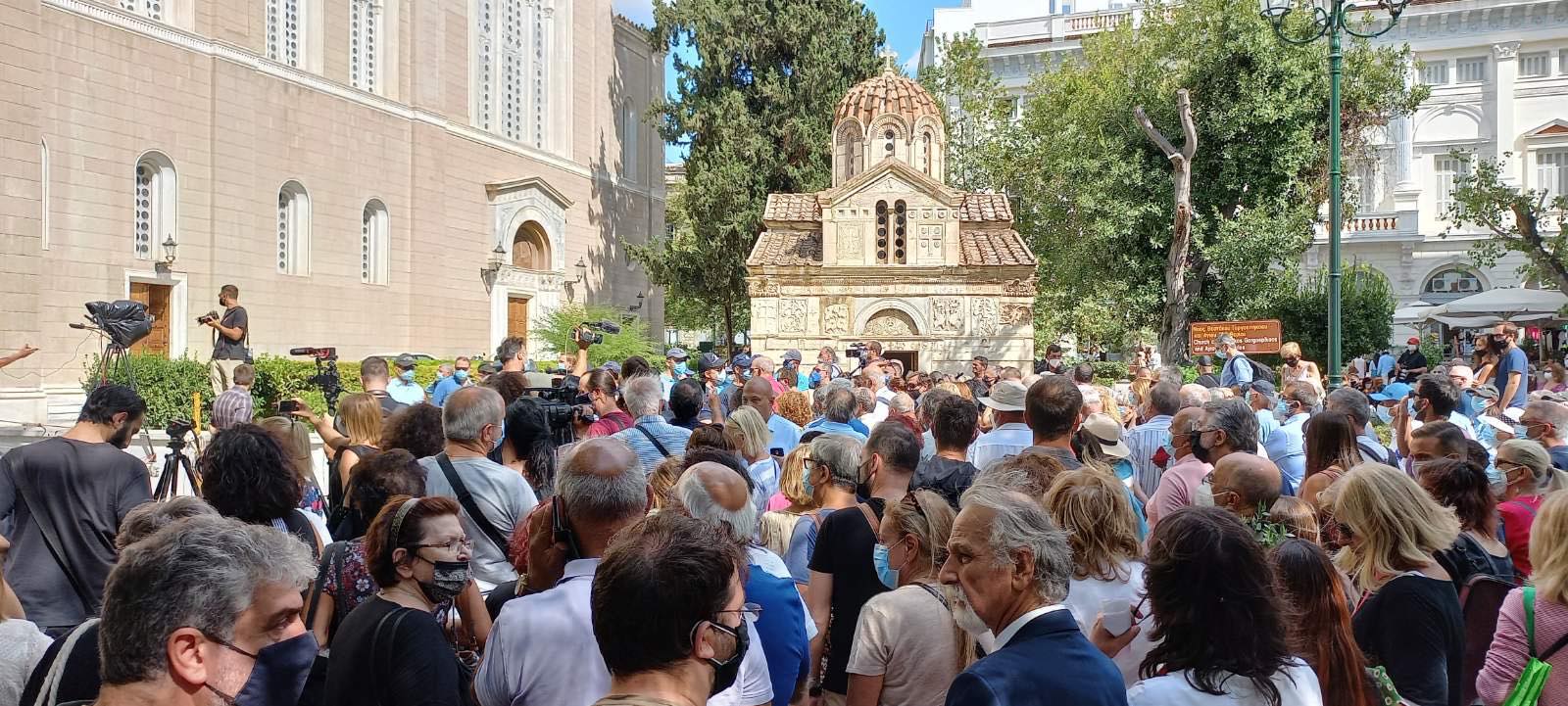 Μίκης Θεοδωράκης: Πλήθος κόσμου στη Μητρόπολη για το λαϊκό προσκύνημα (φωτογραφίες)-8