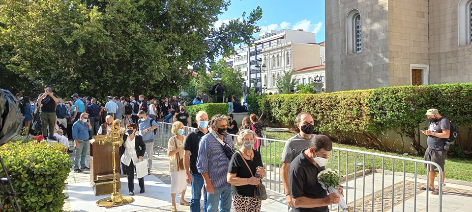 Μίκης Θεοδωράκης: Πλήθος κόσμου στη Μητρόπολη για το λαϊκό προσκύνημα (φωτογραφίες)-13