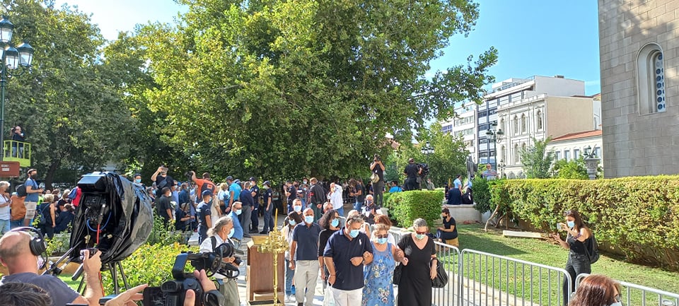 Μίκης Θεοδωράκης: Πλήθος κόσμου στη Μητρόπολη για το λαϊκό προσκύνημα (φωτογραφίες)-12