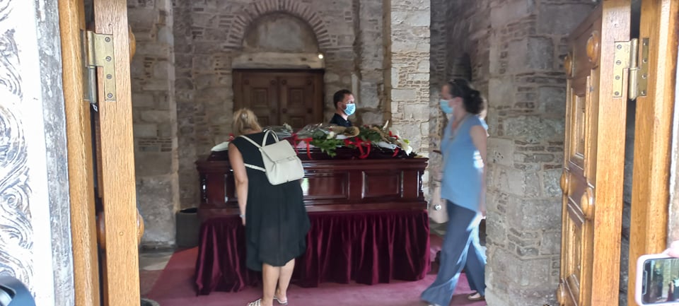 Μίκης Θεοδωράκης: Πλήθος κόσμου στη Μητρόπολη για το λαϊκό προσκύνημα (φωτογραφίες)-14