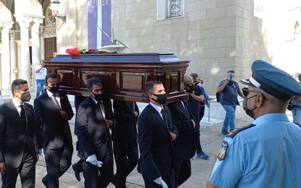 Μίκης Θεοδωράκης: Πλήθος κόσμου στη Μητρόπολη για το λαϊκό προσκύνημα (φωτογραφίες)-1