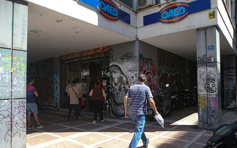 μείωση-της-ανεργίας-στην-ελλάδα-τον-ιο-561482257