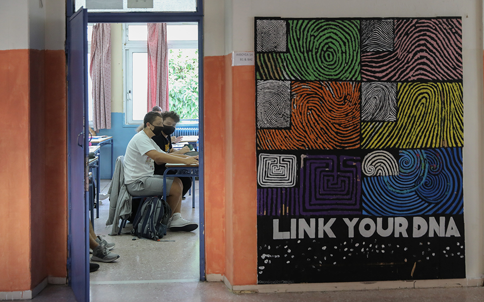 πρώτο-κουδούνι-με-νέα-μέτρα-στα-σχολ-561485824