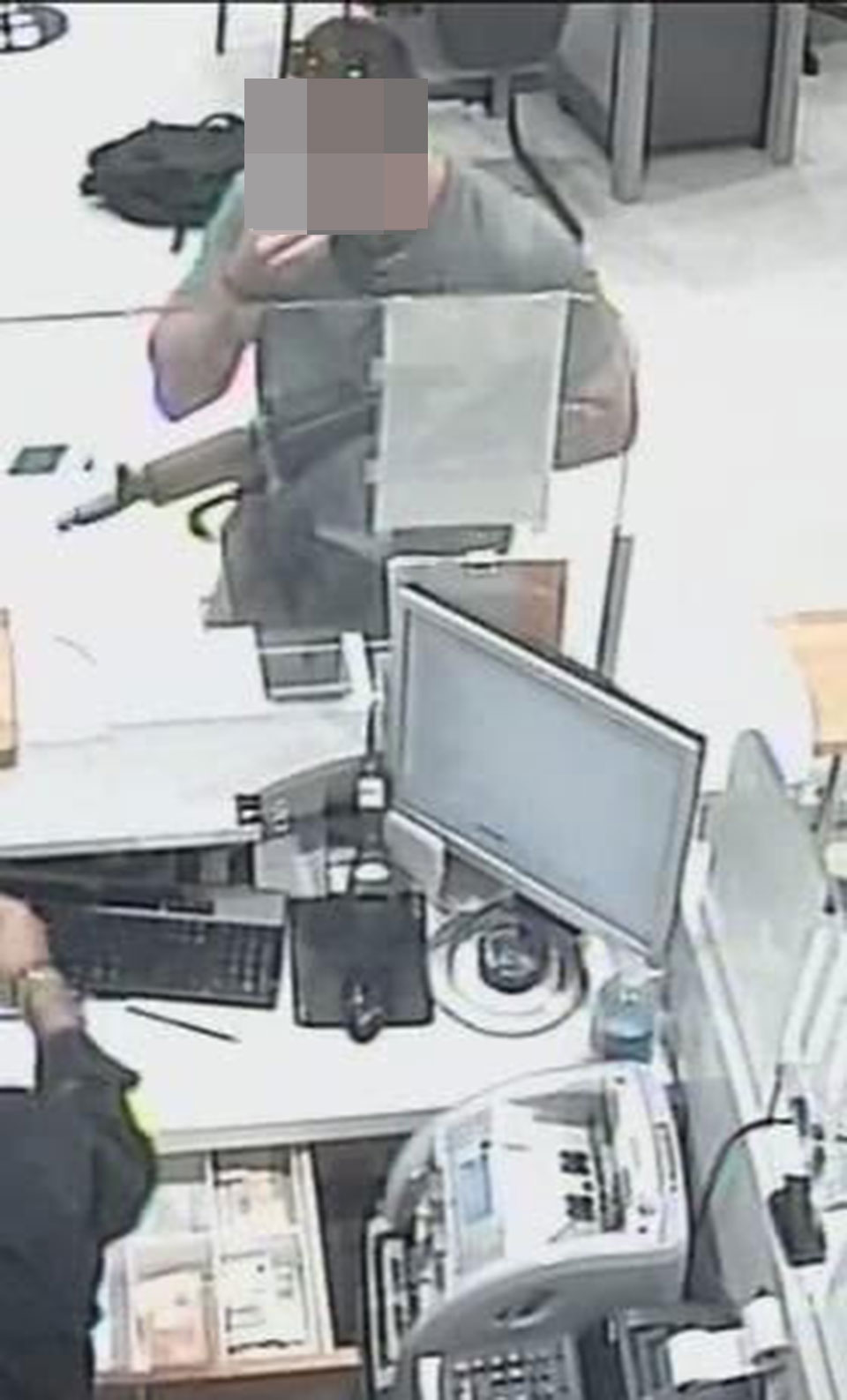 «Επικίνδυνος» και «απρόβλεπτος» περιγράφεται ο ληστής της τράπεζας στη Μητροπόλεως-1