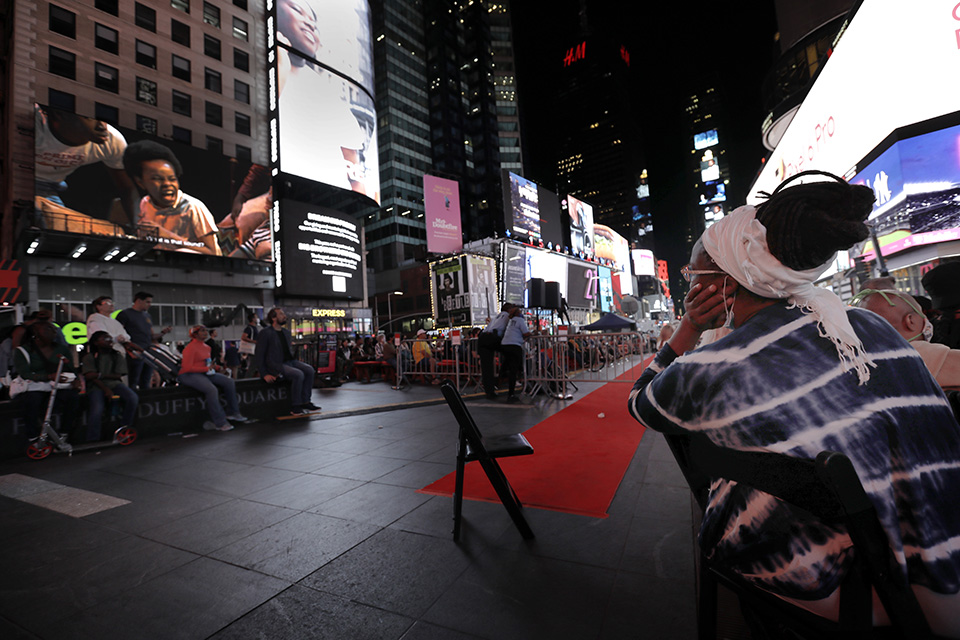 Οπερα στο πεζοδρόμιο