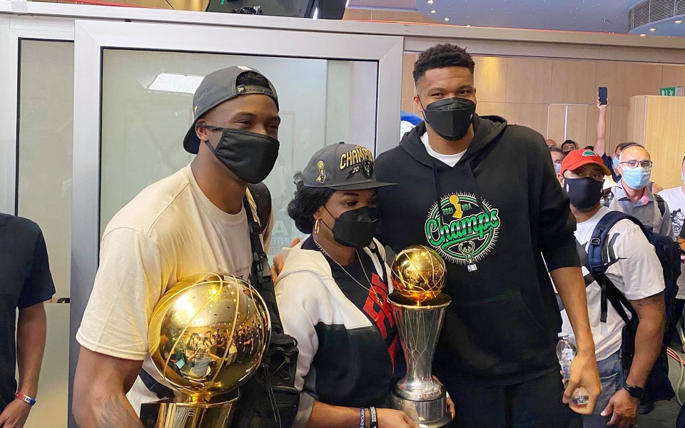 γιάννης-αντετοκούνμπο-τιμητική-πολι-561493210