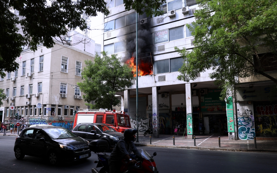 φωτιά-σε-κτίριο-στο-κέντρο-της-αθήνας-561483607