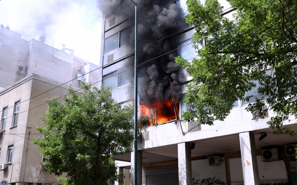 Φωτιά σε κτίριο στο κέντρο της Αθήνας-1