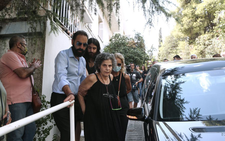 Μίκης Θεοδωράκης: Κλίμα συγκίνησης έξω από το σπίτι του κορυφαίου δημιουργού – Το μήνυμα της κόρης του-1