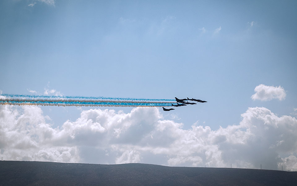 Εντυπωσιακές εικόνες από τη διέλευση γαλλικών μαχητικών πάνω από την Ακρόπολη-4