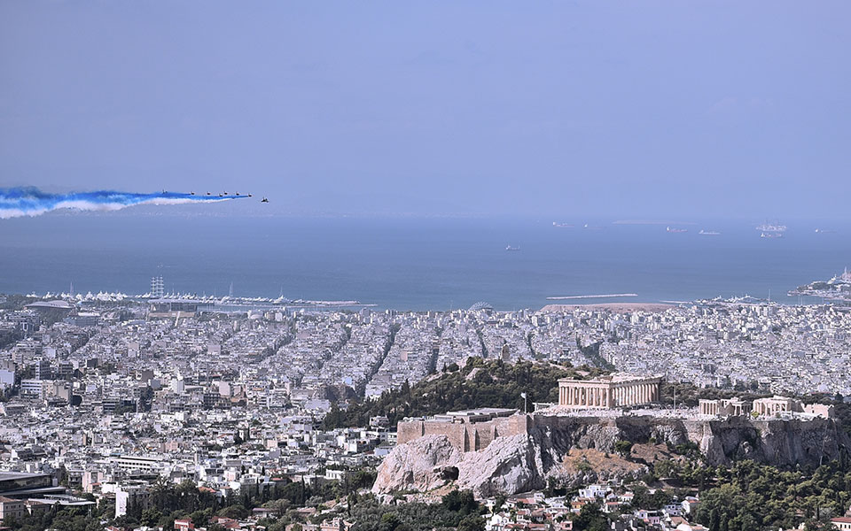 Εντυπωσιακές εικόνες από τη διέλευση γαλλικών μαχητικών πάνω από την Ακρόπολη-3