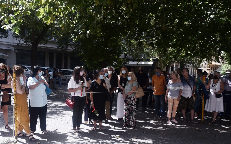 Μίκης Θεοδωράκης: Πλήθος κόσμου στη Μητρόπολη για το λαϊκό προσκύνημα (φωτογραφίες)-11