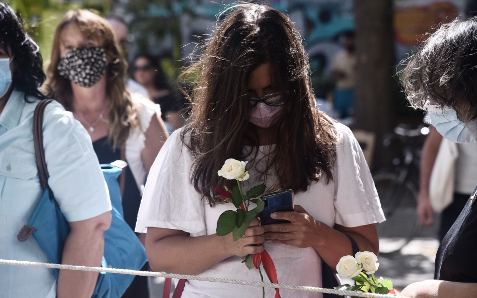 Μίκης Θεοδωράκης: Πλήθος κόσμου στη Μητρόπολη για το λαϊκό προσκύνημα (φωτογραφίες)-3