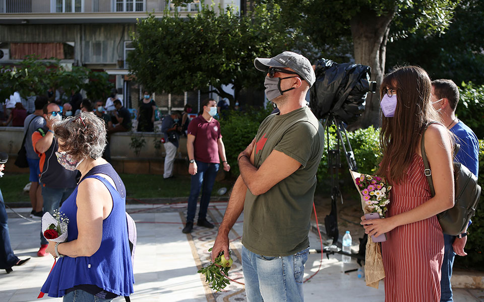 μίκης-θεοδωράκης-με-ένα-τριαντάφυλλο-561489007