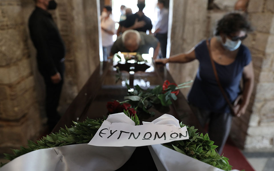 μίκης-θεοδωράκης-πλήθος-κόσμου-στη-μη-561490894