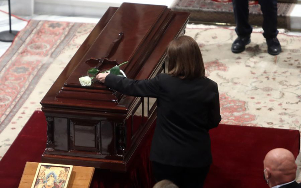 Μίκης Θεοδωράκης: Στο πλοίο για Κρήτη η σορός του – Κλίμα συγκίνησης στον Πειραιά-2