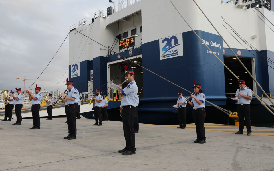 Μίκης Θεοδωράκης: Στο πλοίο για Κρήτη η σορός του – Κλίμα συγκίνησης στον Πειραιά-1