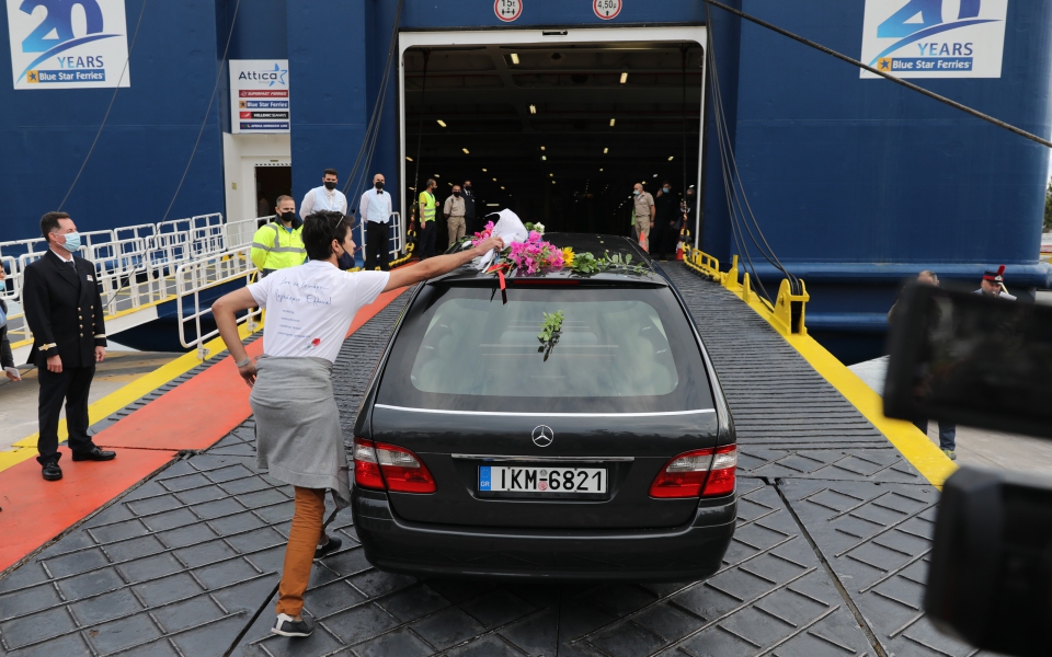 μίκης-θεοδωράκης-στο-πλοίο-για-κρήτη-η-561491545