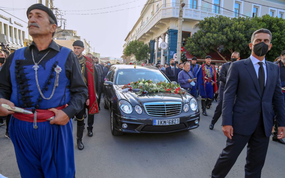 Μίκης Θεοδωράκης: Η Κρήτη αποχαιρετά τον σπουδαίο μουσικοσυνθέτη – Σε λαϊκό προσκύνημα στα Χανιά η σορός-5