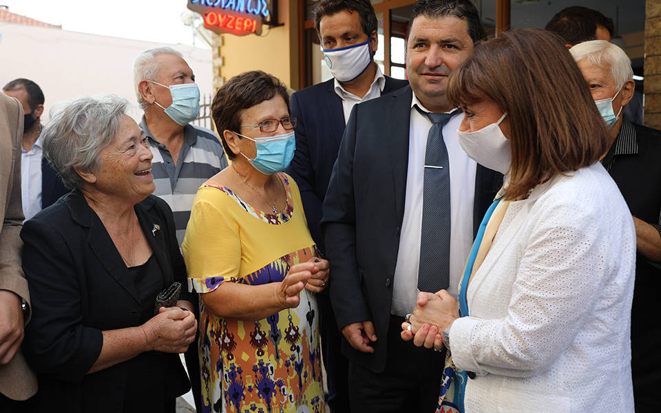 Στο δημοτικό σχολείο Αγίας Άννας η Κατερίνα Σακελλαροπούλου – «Ευτυχώς, είμαστε όλοι εδώ, γεροί και δυνατοί»-1