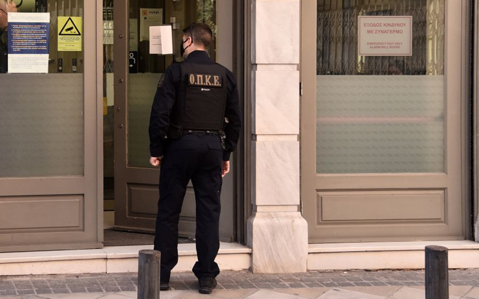 ληστεία-στη-μητροπόλεως-οπλοστάσιο-561516058