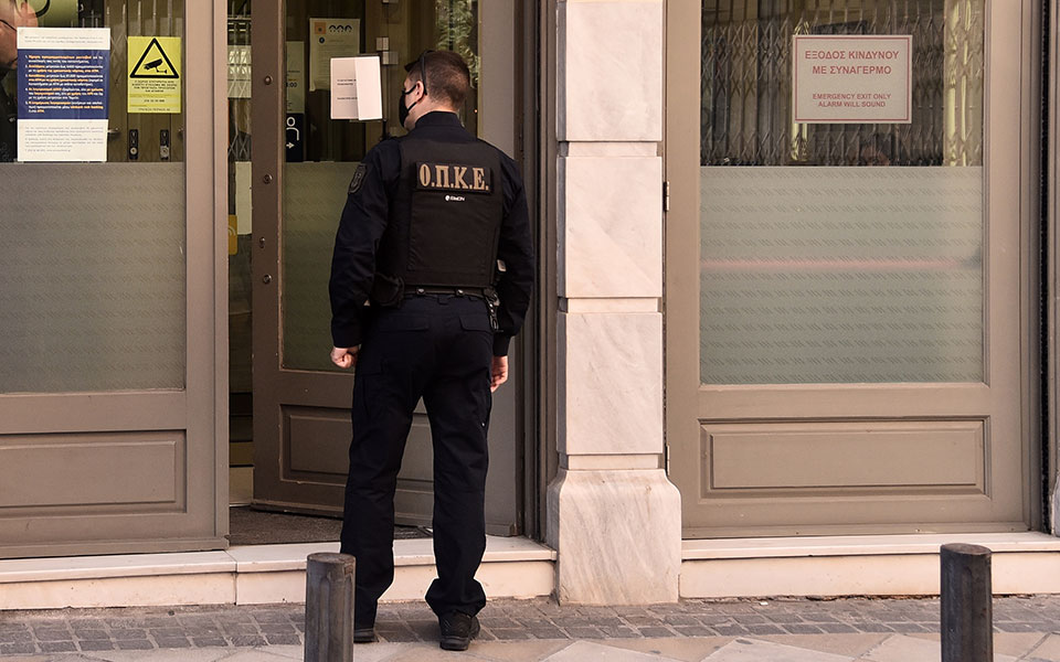 ληστεία-τράπεζας-με-λεία-13-000-απέδρασαν-ο-561498508