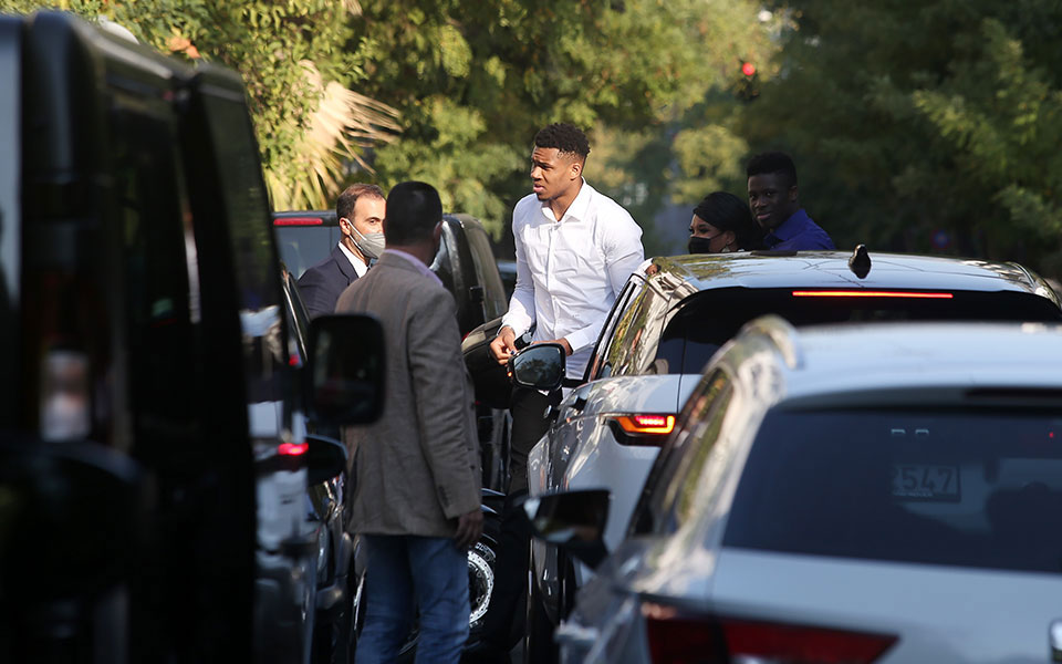 Στο Μαξίμου οι Αντετοκούνμπο για την τελετή πολιτογράφησης-1