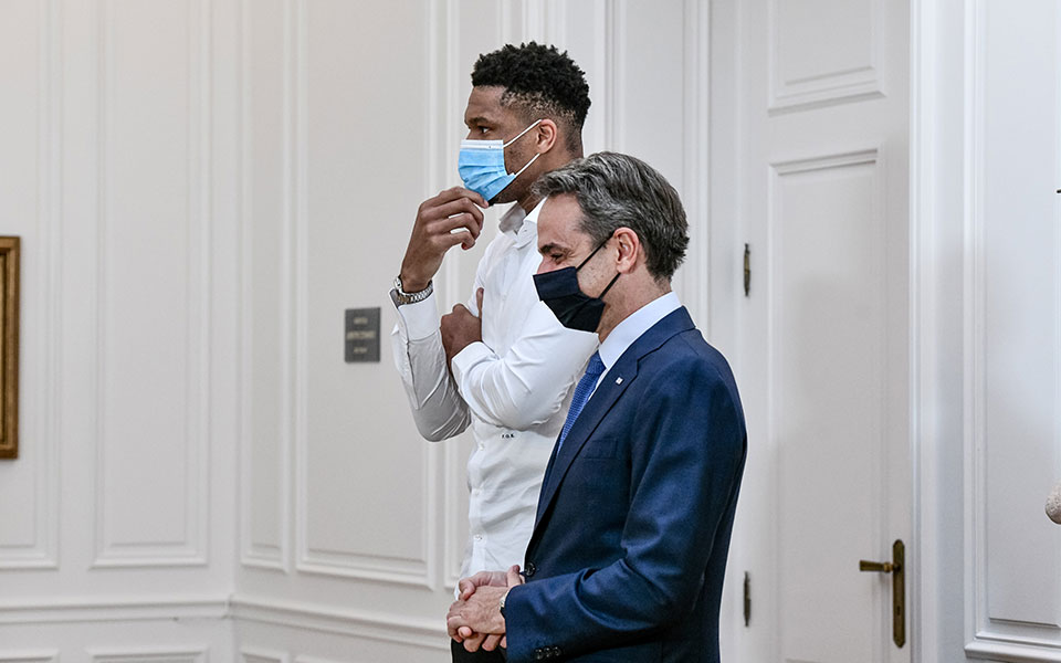 στο-μαξίμου-οι-αντετοκούνμπο-για-την-τ-561501439