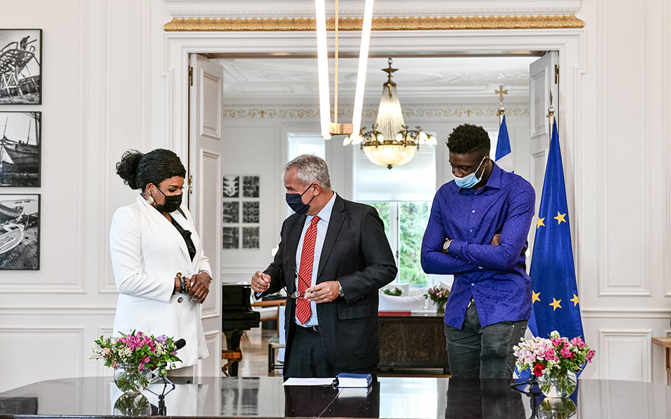 Στο Μαξίμου οι Αντετοκούνμπο για την τελετή πολιτογράφησης-3