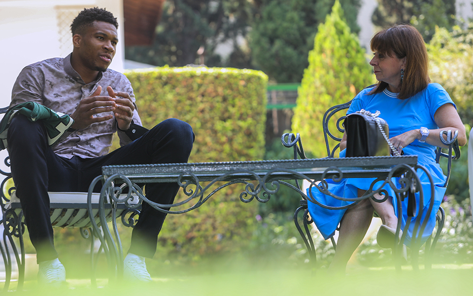 σακελλαροπούλου-σε-αντετοκούνμπο-εί-561502240