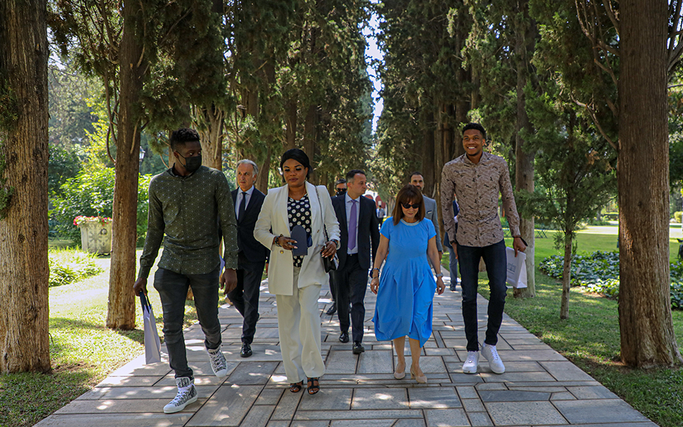 Σακελλαροπούλου σε Αντετοκούνμπο: Είστε πρότυπα για όλα τα παιδιά-5