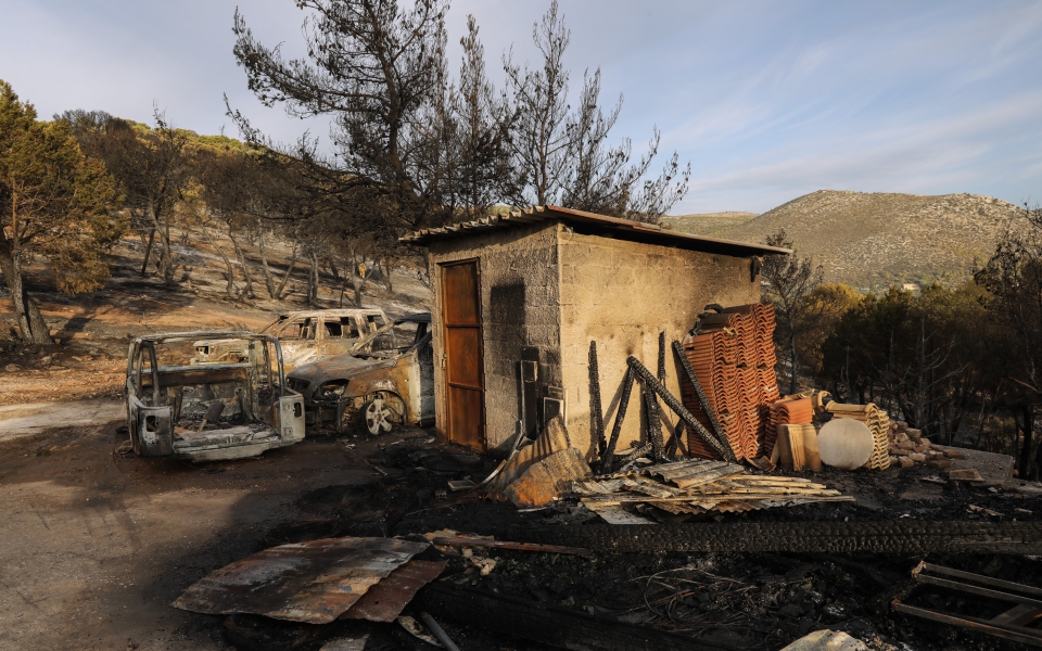 Φωτιά στη Νέα Μάκρη: Σε ύφεση το μέτωπο – Εικόνες καταστροφής-5