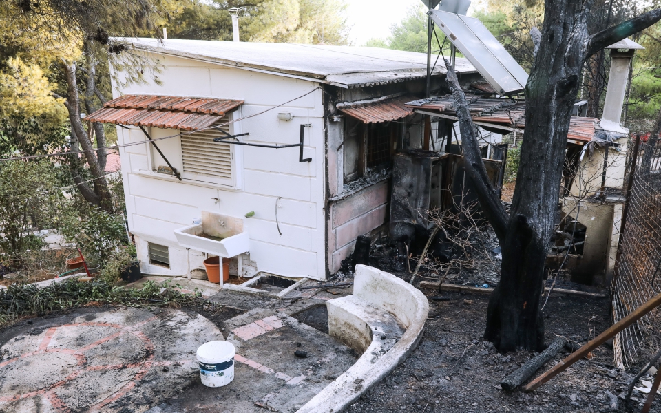 Φωτιά στη Νέα Μάκρη: Σε ύφεση το μέτωπο – Εικόνες καταστροφής-4