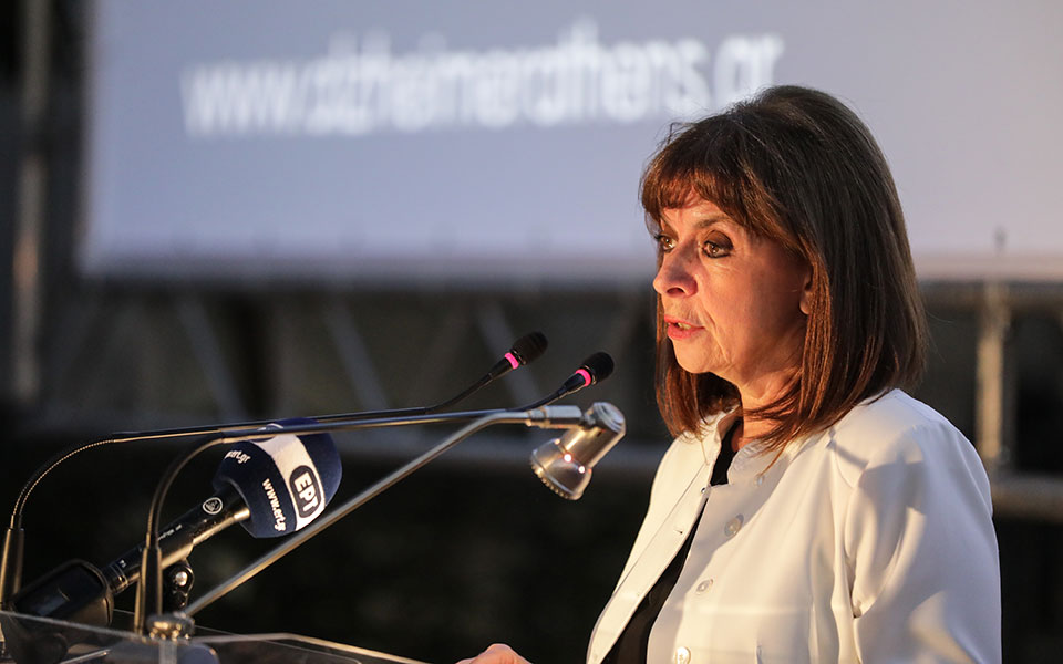 χαιρετισμός-της-κατερίνας-σακελλαρο-561507439