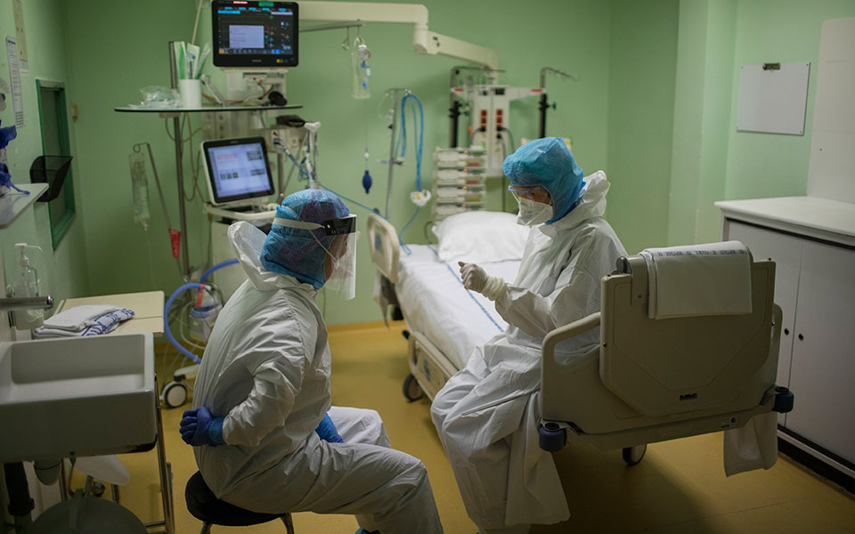 κορωνοϊός-ανηφόρα-ως-τα-χριστούγεν-561504688