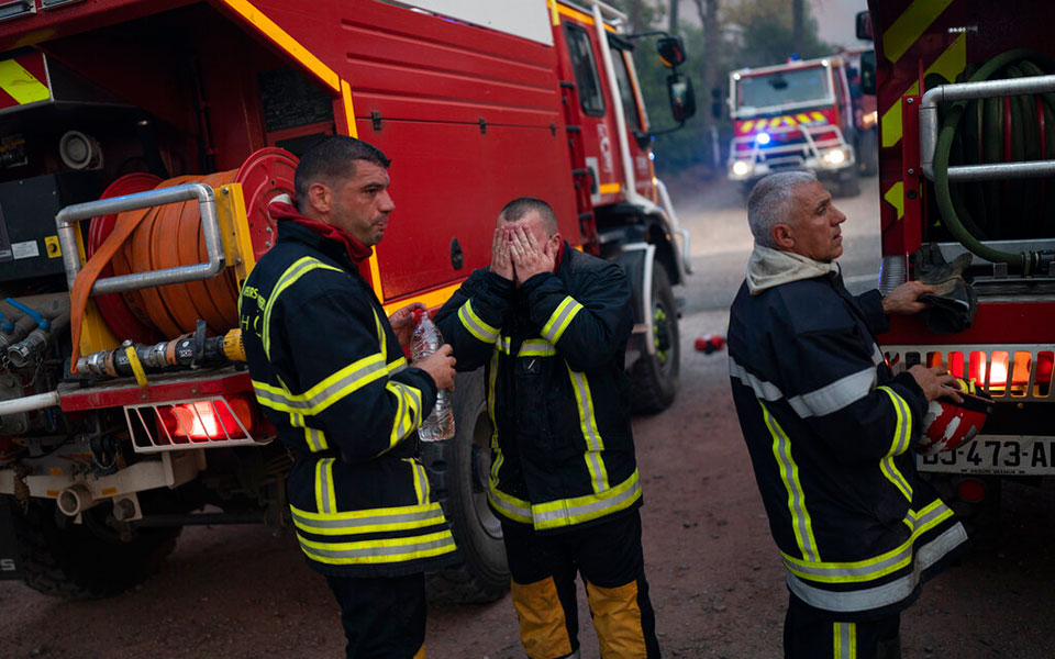 παρίσι-φωτιά-κοντά-στη-γέφυρα-pont-national-561496765