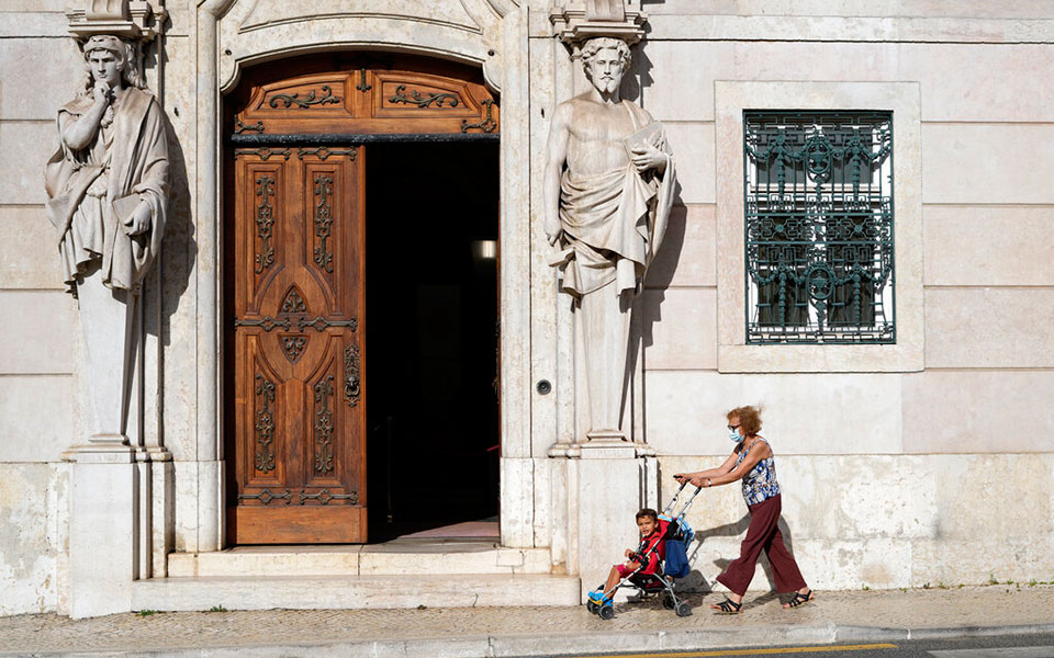 πορτογαλία-τέλος-η-μάσκα-στους-εξωτερ-561496861