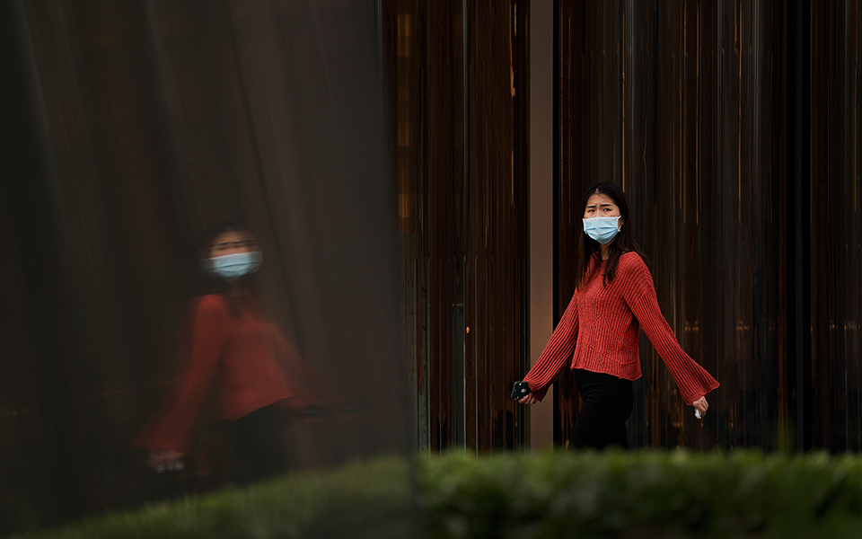 Bloomberg για πανδημία: Tι να περιμένουμε τους επόμενους έξι μήνες-1