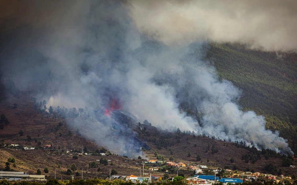 Έκρηξη ηφαιστείου: Η λάβα του Κούμπρε Βιέχα «καταπίνει» σπίτια – Χιλιάδες κάτοικοι εκκένωσαν την περιοχή (φωτογραφίες)-3
