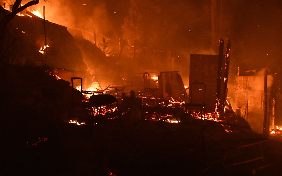Σάμος: Φωτιά στο ΚΥΤ στο Βαθύ -2