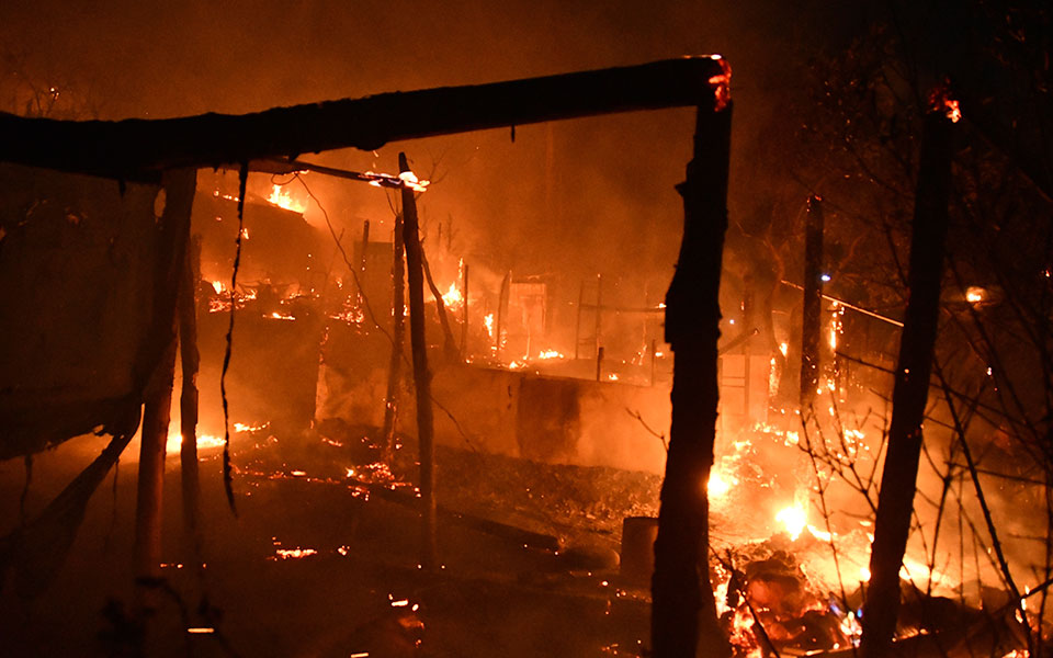 Σάμος: Φωτιά στο ΚΥΤ στο Βαθύ -1