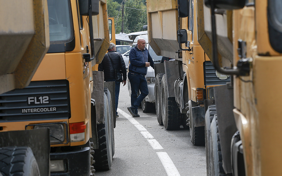 Σερβία-Κόσοβο: Σκηνικό έντασης με οδοφράγματα και ισχυρές αστυνομικές δυνάμεις στα σύνορα-1