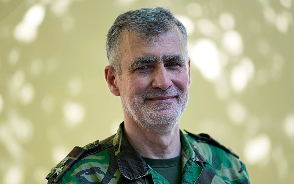 o-αντιναύαρχος-πίσω-από-το-εμβολιαστικ-561516583