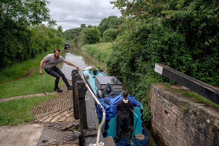 Η ζωή στο πλωτό τους σπίτι-5