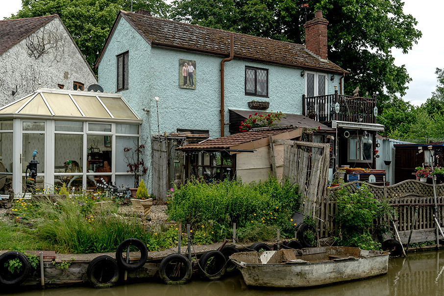 Η ζωή στο πλωτό τους σπίτι-6