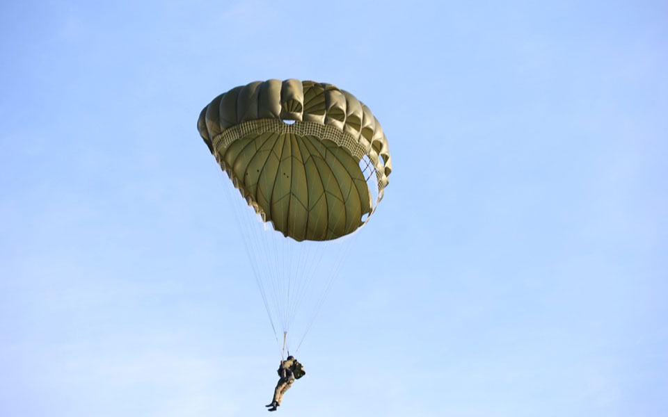 Aλμα με αλεξίπτωτο για τον αρχηγό ΓΕΕΘΑ Κων/νο Φλώρο-1