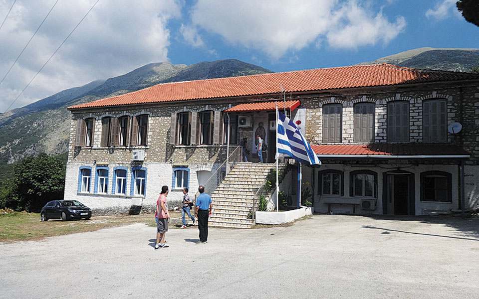 τρεις-εικόνες-του-θεόφιλου-επιστρέφο-561482122