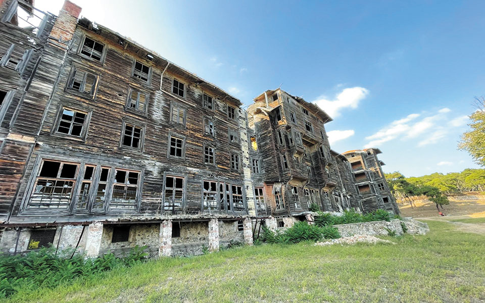 συστράτευση-για-να-σωθεί-το-ξύλινο-ορφ-561483811